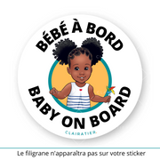 Ce sticker rond illustre une petite fille noire avec des cheveux afro coiffés en deux chignons volumineux, agrémentés de tresses décoratives (cheveux crépus type 4a, 4b ou 4c - ou alors 3a, 3b ou 3c). Elle porte une robe blanche à rayures bleues ornée d’un petit cœur rouge sur le devant. Dans sa main droite, elle tient un moulin à vent multicolore. Le texte "Bébé à Bord" est inscrit en haut, tandis que "Baby on Board", en anglais, apparaît en bas en noir. Sticker bébé à bord.