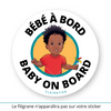 Ce sticker rond représente un petit garçon noir avec des cheveux bouclés et volumineux (cheveux afro enfant). Il porte un t-shirt rouge uni et tient un moulin à vent multicolore dans sa main droite. Le texte "Bébé à Bord" est inscrit en haut, tandis que "Baby on Board" apparaît en bas dans une police noire audacieuse. L’arrière-plan orange circulaire avec un contour turquoise met en valeur l’illustration. Le texte "Clairatier" est situé au bas du sticker. Sticker bébé à bord.