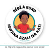 Ce sticker rond représente un petit garçon noir avec des cheveux bouclés et volumineux (cheveux afro enfant). Il porte un t-shirt rouge uni et tient un moulin à vent multicolore dans sa main droite. Le texte "Bébé à Bord" est affiché en haut, tandis que "Mwana Na Kati", traduction en lingala qui est une langue bantoue parlée en république démocratique du Congo et en république du Congo, est inscrit en bas en noir.  Le texte "Clairatier" est situé au bas du sticker. Sticker Bébé à bord.