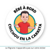 Ce sticker rond représente un petit garçon à la peau blanche avec des cheveux courts et noirs. Il porte un t-shirt rouge uni et tient un moulin à vent multicolore dans sa main droite. Le texte "Bébé à Bord" est inscrit en haut, tandis que "Chichou en la Carreta", en Niçois, apparaît en bas dans une police noire audacieuse. L’arrière-plan orange circulaire avec un contour turquoise met en valeur l’illustration. Le texte "Clairatier" est situé au bas du sticker. Sticker bébé à bord. 


