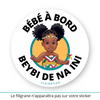 Ce sticker représente une petite fille noire avec des cheveux coiffés en deux chignons volumineux et ornés de tresses décoratives (cheveux crépus type 4a, 4b ou 4c - ou alors 3a, 3b ou 3c). Elle porte un pagne (pangui) coloré à motifs géométriques rouges, verts, jaunes et blancs, accompagné d’un collier de perles blanches. Le texte "Beybi De Na Ini", en langue bushinengué (Ndjuka / Aluku -  langue parlée au Suriname et dans l'ouest de la Guyane française), est inscrit en bas en noir.