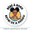 Ce sticker représente une petite fille noire avec des cheveux coiffés en deux chignons volumineux et ornés de tresses décoratives (cheveux crépus type 4a, 4b ou 4c - ou alors 3a, 3b ou 3c). Elle porte un pagne (pangui) coloré à motifs géométriques rouges, verts, jaunes et blancs, accompagné d’un collier de perles blanches. Le texte "Beybi de a dendu", en langue bushinengué (Saramaka -  langue créole à base anglo-portugaise notamment parlée au Suriname et Guyane française), est inscrit en bas en noir.