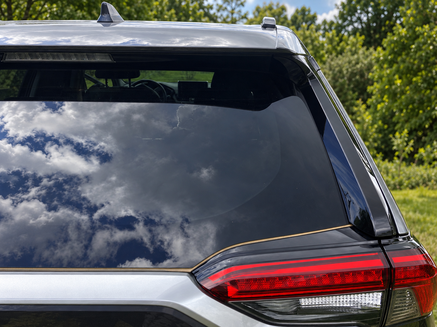 Vue arrière de la voiture Clairatier, fond retouché